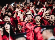 现场直击！球迷热烈欢呼，助威声震天
